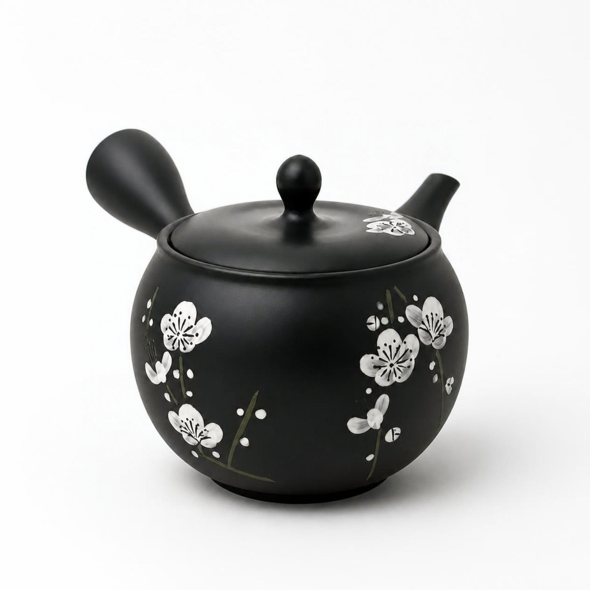 Schwarze Teekanne mit weißen Blüten