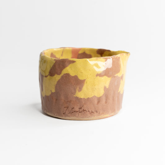 Lilafarbene Tasse aus Ton zum Teilen