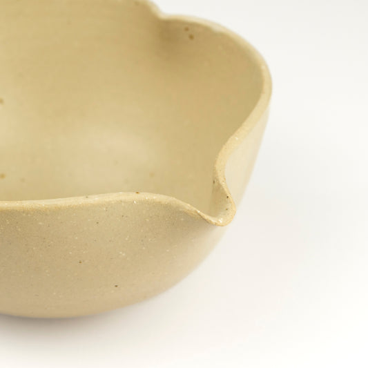 Chawan mit gewelltem Rand zum Ausgießen